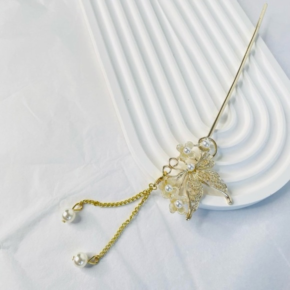 Elegant Gold Butterfly Hairpin with Pearls - Picture 4 of 4